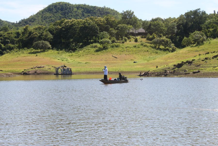 แล่นเรือมาเรื่อยๆ   มาเจอทีมน้องเคนอีกลำครับ