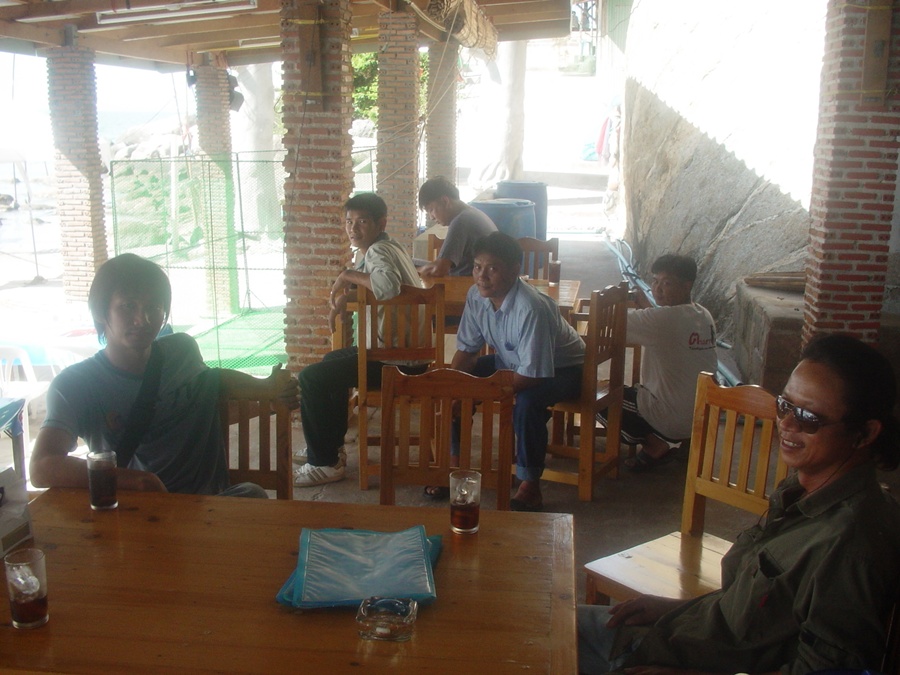 สั่งอาหารมากินกันก่อนลงเรือครับ... :um