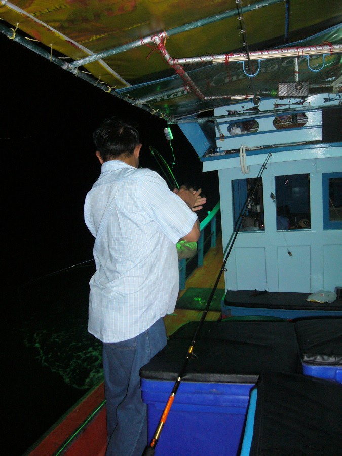 หันมาอีกที น้าเล็กก็ได้ปลา แต่มีกา