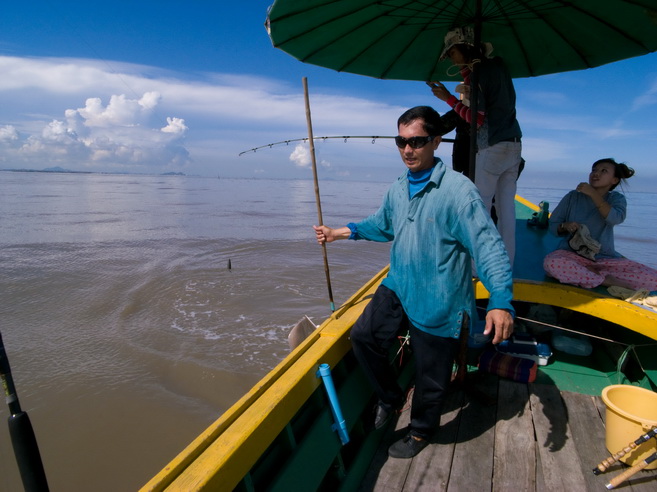 ลากมาขึ้นท้ายเรือ 