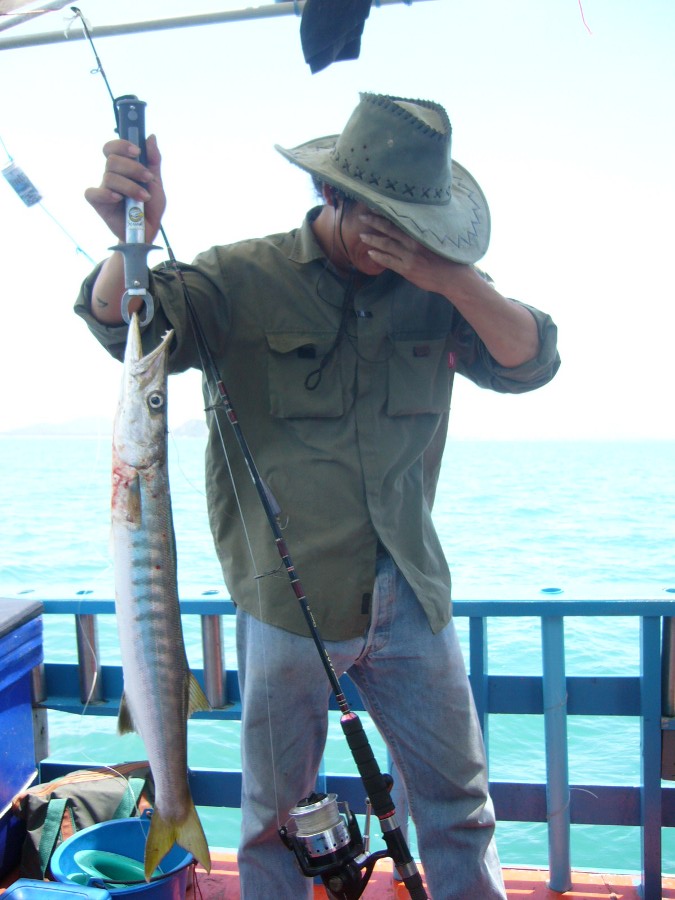 สุดท้ายเข้าก็มาเอาขึ้นท้ายเรือ แต่