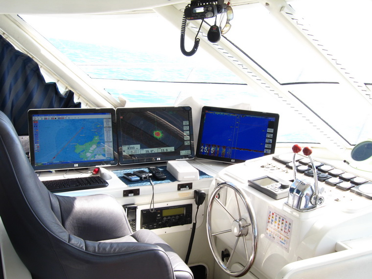 
จุดเด่นของห้องโถงนี้คือ มีชุด control ทั้งหมดของเรือ
มีทั้ง GPS  เรดาห์  ซาว์เดอร์  และชุดควบคุมห