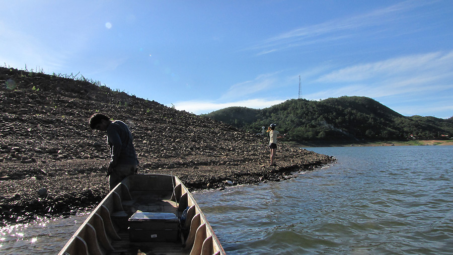 
     พอเรือเข้าฝั่ง น้องโดดลงไปเลย  อย่างเร็ว ไปโน๊นแล้ว  น้าแลนด์ยังไม่ทันลงเรือเลย   ฮาฮาฮา  ...