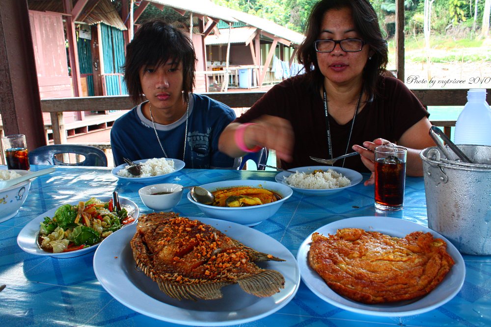 ข้าวที่เขื่อนอร่อยทุกมื้อ   อยู่นานๆไม่ได้อ้วนตายแน่นอน :laughing: