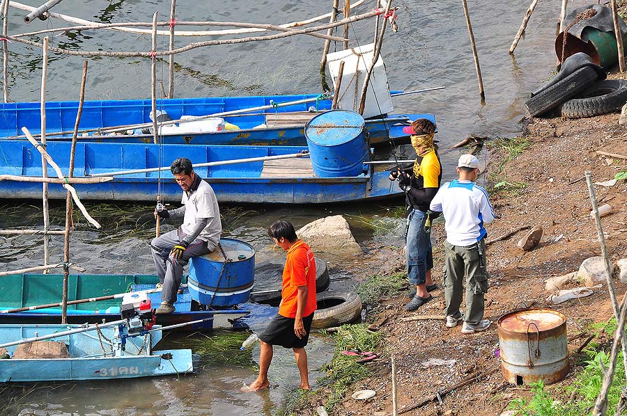 แต่ดูไต๋เรือคนนี้แปลกๆน่ะ ดูไม่คล่องเลยอ่ะ :grin: :grin: :grin: