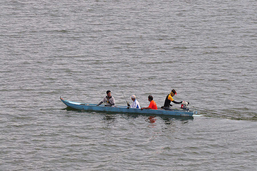 พอหัวเรือจะขึ้นน้ำ เครื่องก็มาดับอ