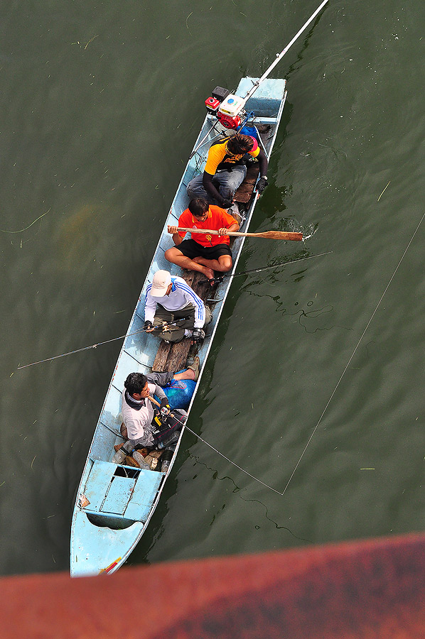 ไต๋เรือพายกลับเข้ามาส่งที่ฝั่งแล้