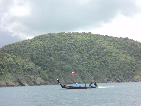  [b] เรือหางยาว ราไวย์มาส่งแขกที่เกาะเฮ จังหวะว่างรอแขกกลับดีกว่าอยู่ปล่าวๆ สงสัยได้ยินข่าวของเฮียหม