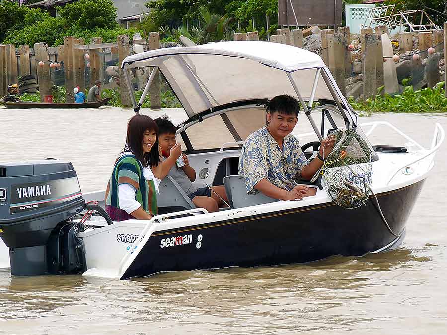 ช่วงเที่ยงย้ายมาเรืออีกลำ
น้าๆดูรูปนี้ดีๆนะครับ
ในกระชังมีกุ้งอยู่หลายตัวเพื่อนผมอย่างฮาทำตูดกระชั