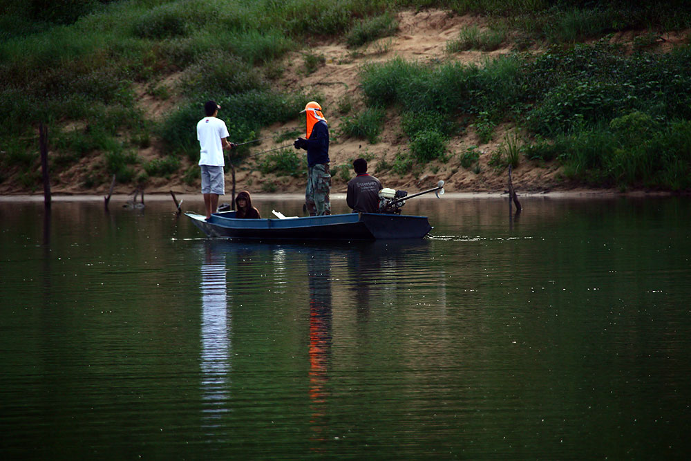 ไต๋โถค่อยๆล่องเรือลง
เดี๋ยวเราก็คงลงตามกันไป
 :cool: