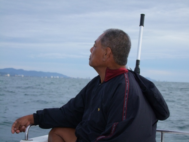 ผู้รวมเดินทาง..ลุงเชาว์...วัย75ปี
คุณเชื่อไหม...ทุกวันนี้แกยังดำน้ำวางลอบหาปลา
ในระดับความลึก6-7เม