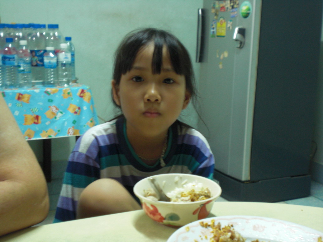 น้องโจแอน ลูกสาวผม  ก็กินปลาเก่ง ไม่แพ้พี่ชายครับ   :love: :love: :love:

ปลาท่อนลำตัวที่เหลือ  จะ