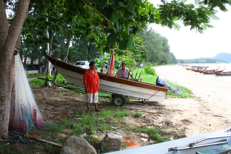 ปรึกษากันก่อนครับ  ว่าจะเอาลงตรงไหนดี    ชายหาดบางแห่ง ล้อติดหล่มก้อพอได้เข็นเหมือนกันครับ :laughing