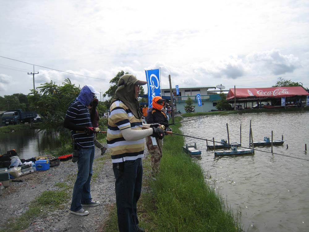 9.00 น. เริ่มทำการแข่งขันแล้ว  ตรงเวลาเลยครับ  


เจ๊ตุ๊ก กับไม่ทำให้เราผิดหวัง  เริ่มตกได้ครับ  