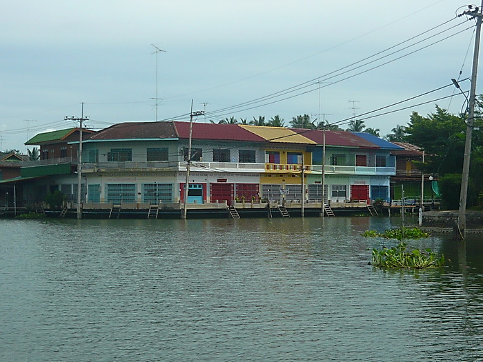 บ้านเรือนเก่าๆมีให้เห็นตลอดทางครับ เราตีเหยื่อตามริมแม่น้ำไปเรือยๆครับ 

ชมบรรยากาศเก่าๆแล้วคิดถึง