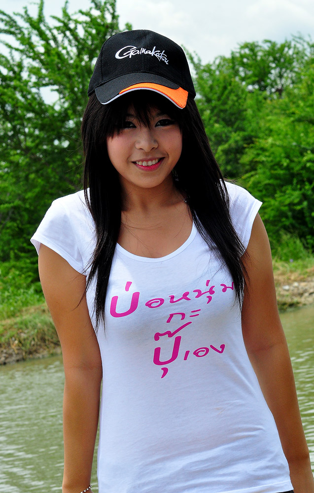 

แหนะ   ดึงเสื้อโชว์ซะด้วย    :love: :love: :love: :grin: :grin: