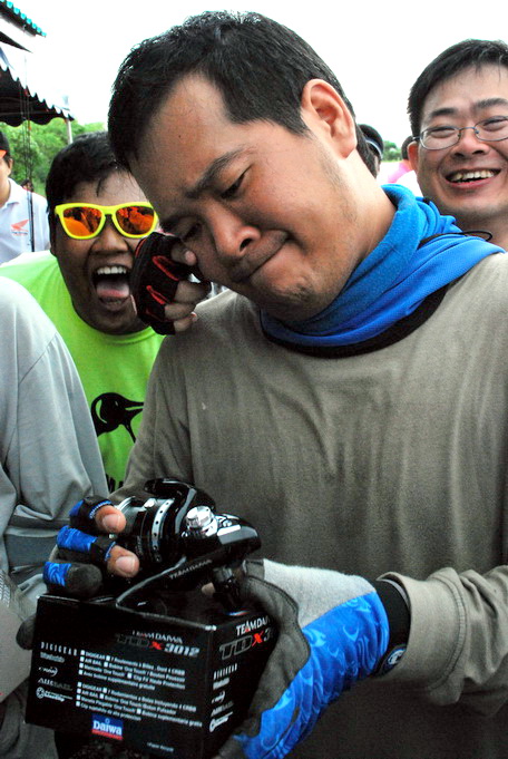 อุ๊ย....................เมื่อกี้นู๋ลงรูปผิดรางวัลจิงต้องรูปนี้ :laughing: :laughing: :laughing:


