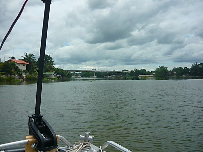 หลังจากวิ่งเรือขึ้นมาประมาณ 30 นาที 
