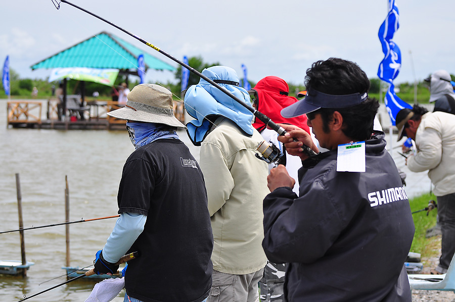 เร็วๆดิเพ่ ปลาตัวแค่เนี้ยเพ่เล่นเล้าโลมซะนานเลยน่ะคร๊าบบบบ :laughing: :laughing: :laughing: