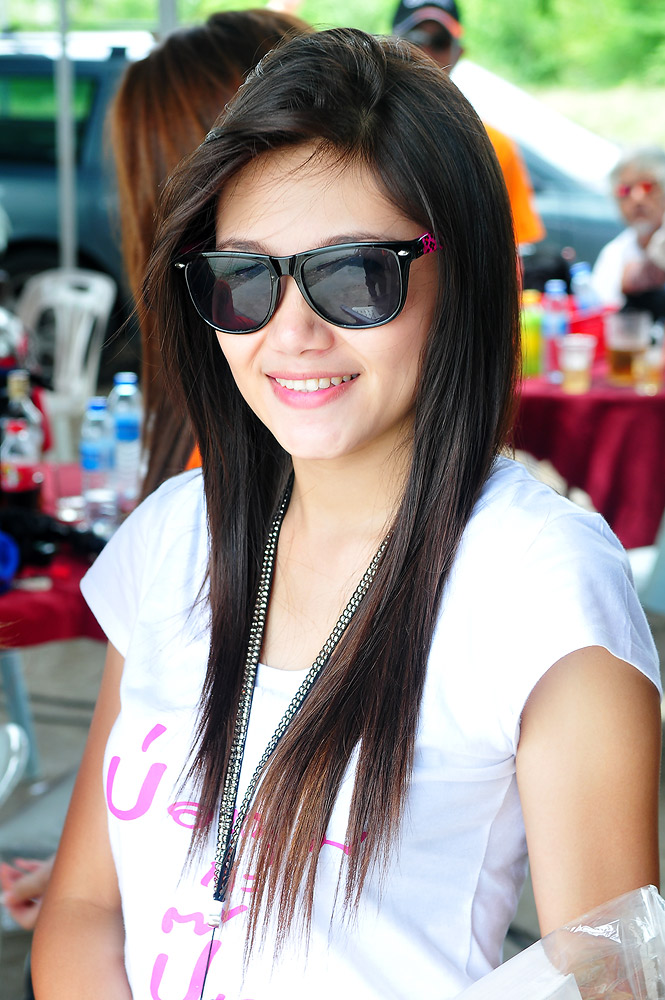 เฮ้อ..........................อ้าย D300S นี่ ไม่ไหวเลย  กล้องบ้าไร  หันไปแต่ทางสาวๆ  ทั้งที่ จิตใจคน