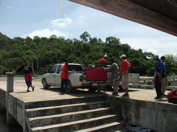 ถึงท่าเรืออ่าวนุ่นเรือพรวิไลจอดรออยู่แล้ว