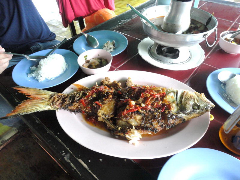 หนึ่งในเมนูมื้อนี้ คือ กระสูบไข่ รา