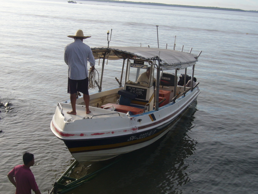 รูปนี้คือเรือที่จะพาเราออกไปตกปลาครับ  เราจะออกไปตกน่านน้ำฟิลลิปินส์ครับ  sandakan  อยู่บนเกาะบอร์เน