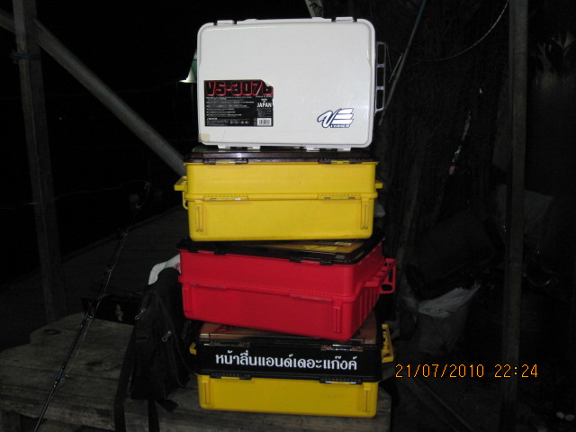 สงสัยจะอยากเป็น พรีเซ็นเตอร์ขายกล่อง :cool: