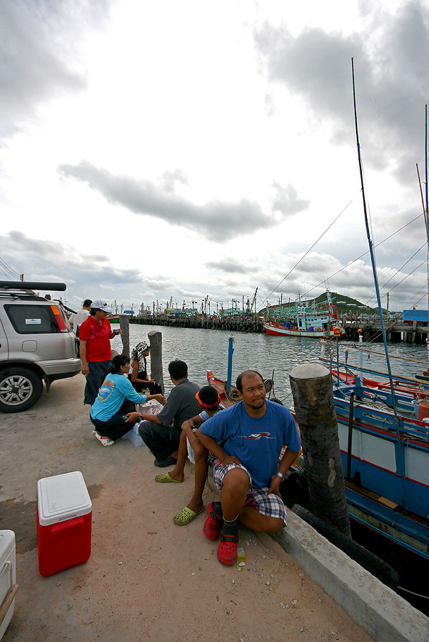 
 [b]   ไต๋เรือง  ใกล้จะถึงสะพานแล้ว

  แต่เราก็ต้องรอให้แขกชุดก่อน  ขนของขึ้นให้หมดซะก่อน

  ว