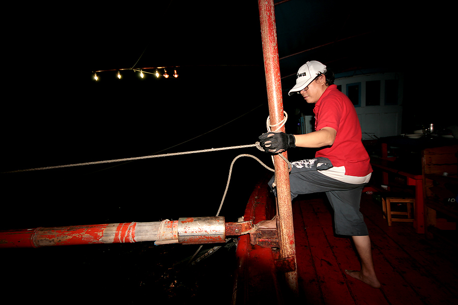 

 [b]  ไต๋เรือง   เตรียมหรี่ไฟ  ครอบหมึก

  ให้น้าดั๋ยคอยช่วยกระตุกเชือก[/b]

 :grin: