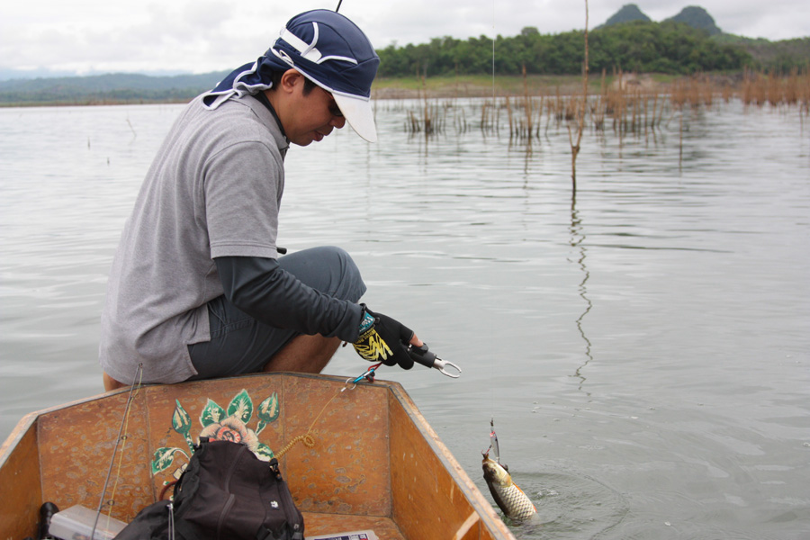 เออ...นั่งนอกเรือดีกว่าเพื่อความปลอดภัยระดับสูงสุด