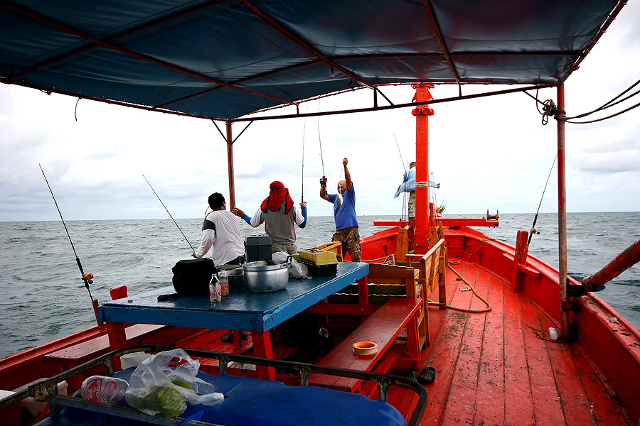 

 [b]  ไต๋เรืองเอง  ก็มาช่วยตก

   เห็นแก