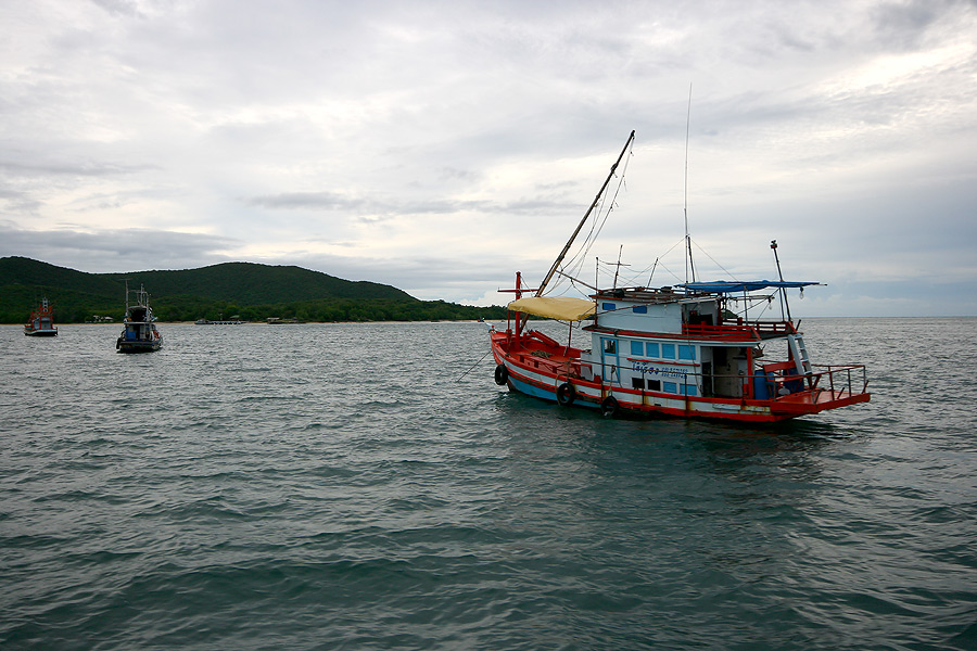 
 [b]  ผ่านเรือลำเก่า  ของไต๋เรือง

  กลับไปก่อนหน้านี้แล้ว   เพราะสู้คลื่นลม ไม่ไหว[/b]


 :g