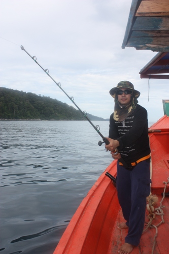 กว่าจะอัดเข้ามาใกล้เรือเล่นเอาน้อ