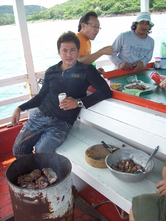 น้ำกระป๋องในมือน้าจินกับหมูย่างร้อนๆเข้ากันดี้ดี  :laughing: :grin: