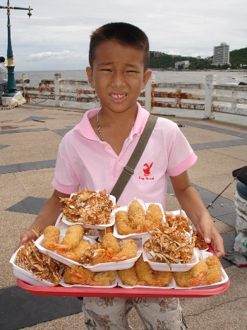 ท่านใดไปเจอเด็กชายคนนี้ ช่วยอุดหนุนทีนะครับ