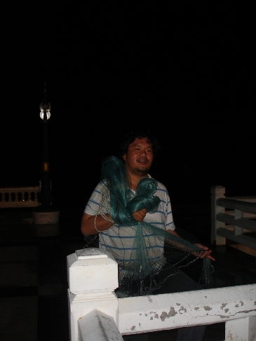 ยืนสนทนา กันน้องๆ ที่แหลมแท่น ไม่เจอกันนาน