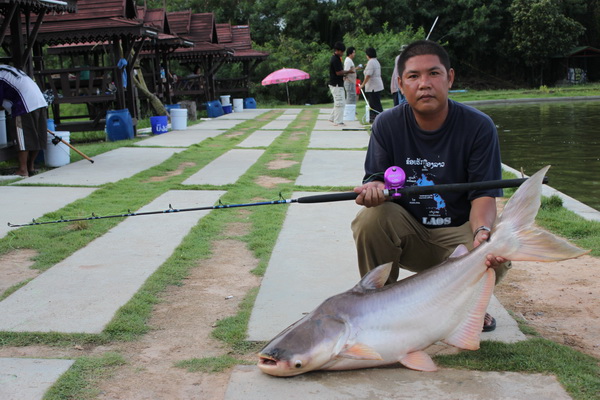 น้าเอ๋ คับ ได้ปลาตอนไหนไม่รู้  แอบเอาปลาคนอื่นมาถ่ายหรือป่าววว :laughing: