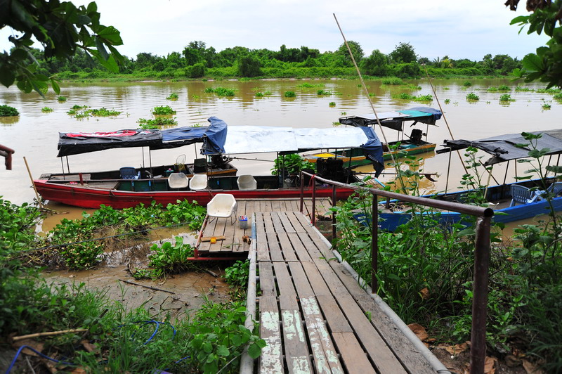 มาถึงท่าลงเรือแล้วครับ  5 โมงกว่าๆ อีกแปบจะมึดแล้วต้องรีบขนของครับ