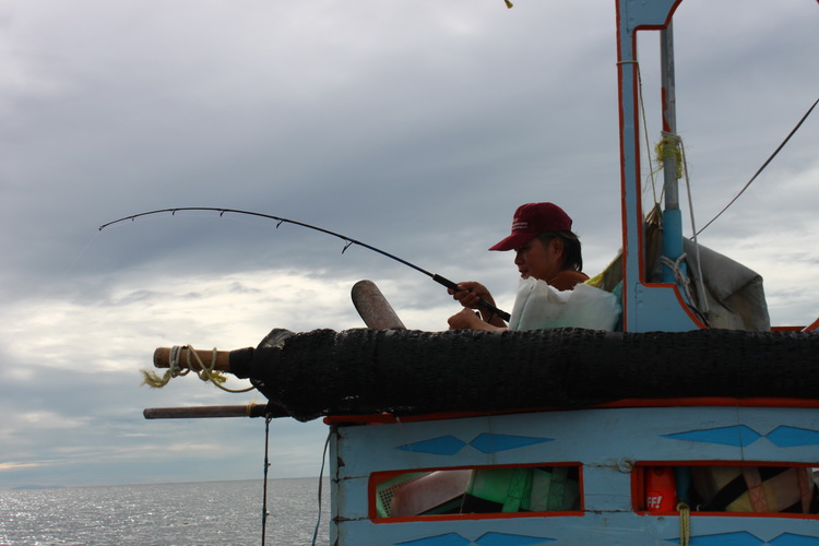 บนเก๋งเรือก้อกินปลาเยอะจิงๆครับ ไม่มีเรือออกมาตกเลยทั้งทะเลมีเราลำเดียว :laughing: :laughing: