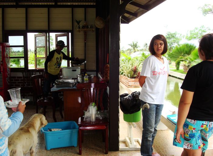 เจ้าของสถานที่ที่จัดหาอาหารมาให้พวกเราได้ทานกันครับ  มาหลายครั้งแล้วทริปที่นี่เรื่องอาหารไม่ต้องห่วง