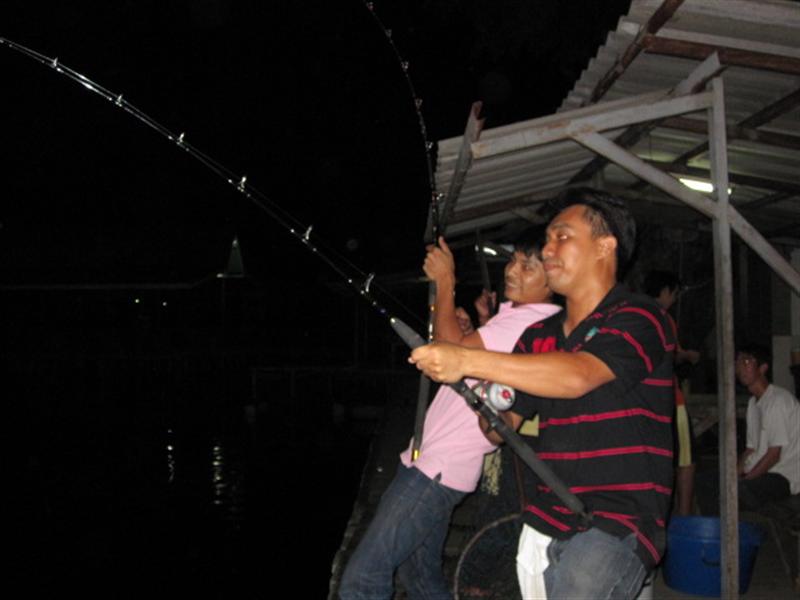 ผมกะน้องเอ็มอัดปลาใกล้กัน...เอาวะ...ถ