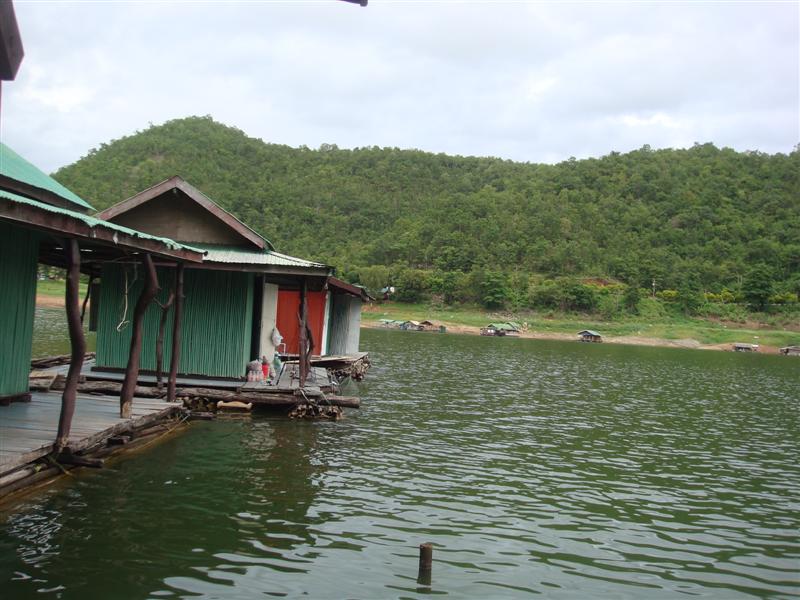 พอถึงที่แพ ขนของเก็บในห้องเสร็จ
น้าอาร์ม ก็พาน้าบอย ลงเรือวิ่งหายลับ
ไปกับความมืดมิดของเขื่อนศรีนค