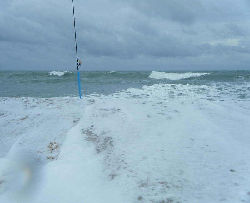  [b]ชายหาดวันนี้.. เมื่อคลื่นซัดขึ้นมาทีก็จะเป็นแบบนี้ ดูสวยงามและน่าตื่นเต้นไปอีกแบบ ลมแรง คลื่นใหญ