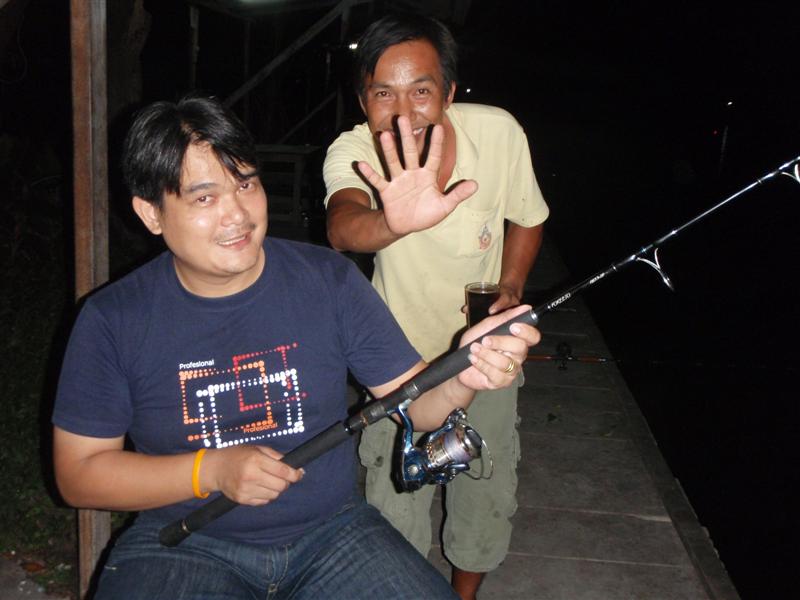 พี่สิทธิ์แกพายเรือตีเบ็ดหาเกือบทั