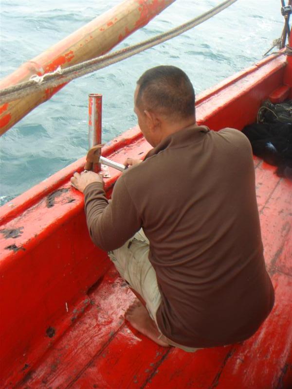ไต๋เรืองเอากระบอกพักคันกลับมาตอกที่กาบเรือหลังจากที่เมื่อคืนถอดออกไป
กาบเรือด้านขวาของแก พรุนไปด้วย