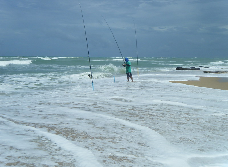  [b]การตกปลาชายหาดในสภาพที่มีคลื่นซัดท่วมถึงแบบนี้ กระบอกปักคันจะต้องปักให้ลึก และควรตรวจเช็คอยู่บ่อ