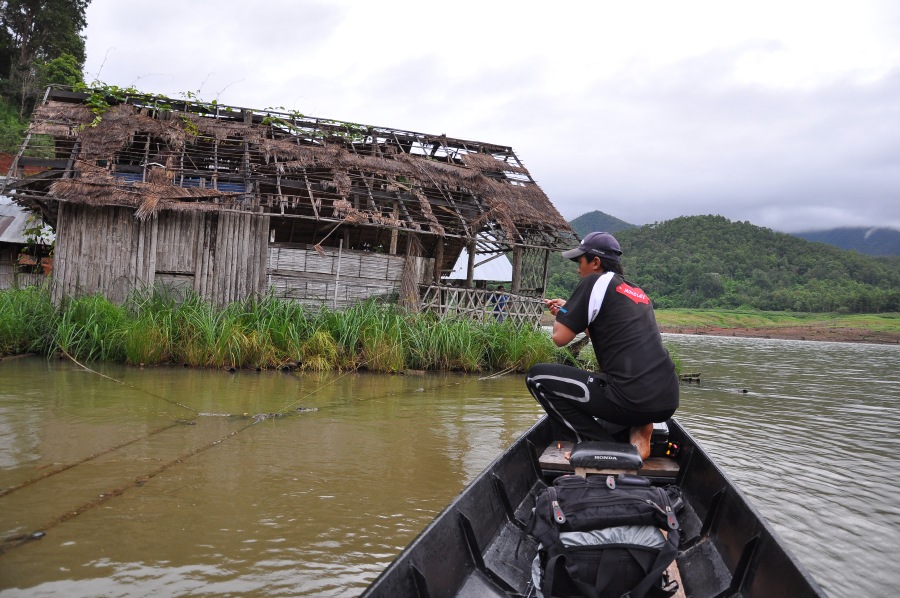 สุดท้ายสำเร็จ แต่ย่อมมีอุปสรรคมาขวางกัน 

ปลาพาสายไปพันเชือกผูกแพ  :frown: :frown: