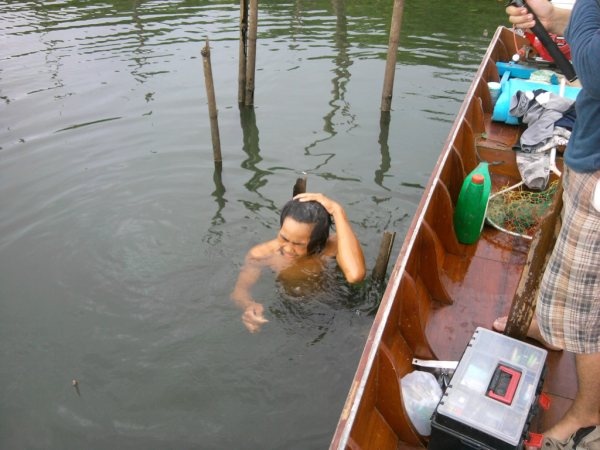 จากนั้น ปลาขึ้นข้างเรือส่งเจ้า dog x ไปยั่ว ได้ผล แต่ว่า

พี่แก่วิ่งไปพันต่อ แถมหนีเราไปซะอีก เดือ
