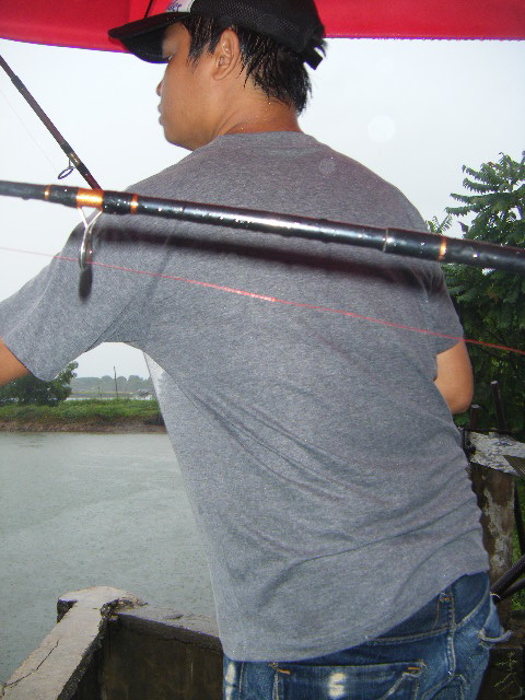 [b][center]ขนาดฝนตกเปียกปอนกันไปหมดก็ยัง
